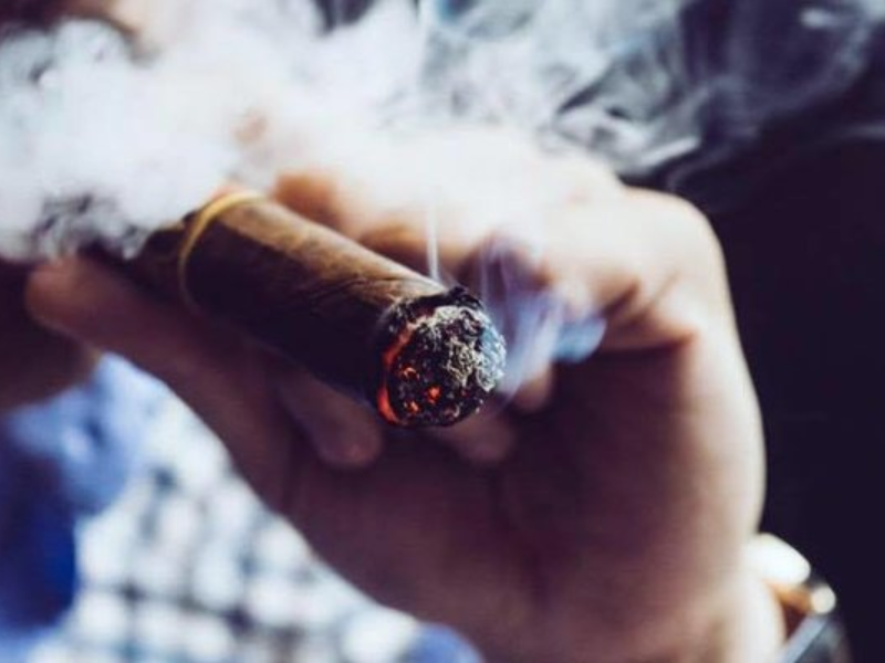 Kỹ thuật hút xì gà giữ khói